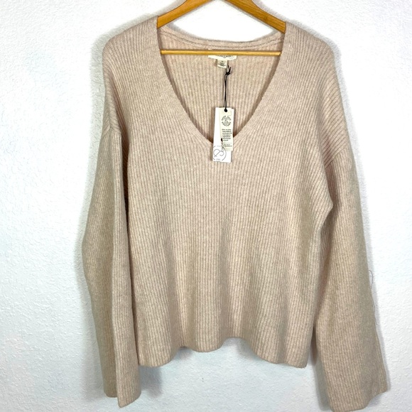 Treasure & Bond Sweaters - NWT Treasure & Bond Oatmeal Ribbed V-Neck Sweater Medium